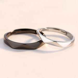 A fashionable and versatile silver ring for ladies