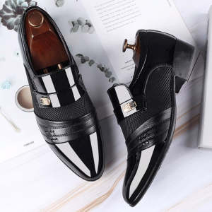 Sapatos de couro com salto grosso